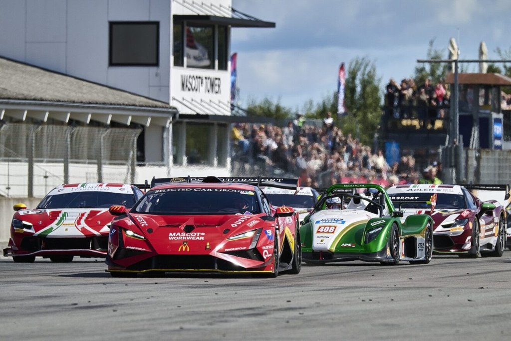 Høj fart på store og små på Jyllandsringen
(Foto: Special Saloon Car / Jesper Larsen, adwerk.dk)